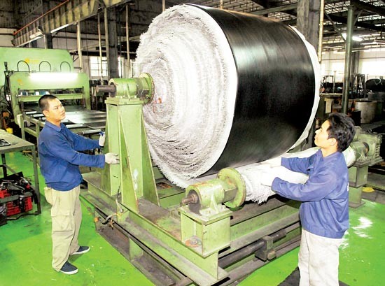 Rubbery conveyor belt production at Ben Thanh Rubber Company, HCMC (Photo: SGGP)